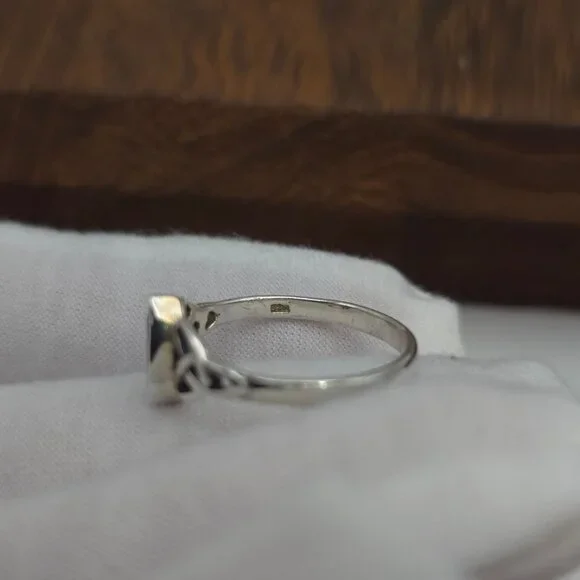 Size 8 925 Sterling Silver Simple Red Glass Celtic Ring - Picture 4 of 7